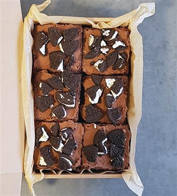 Vegan Oreo Biscuit Chocolate Traycake - thumbnail 2