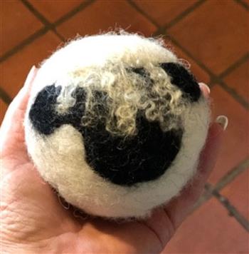 Blacknose Valais Wool Drier Balls - thumbnail 2